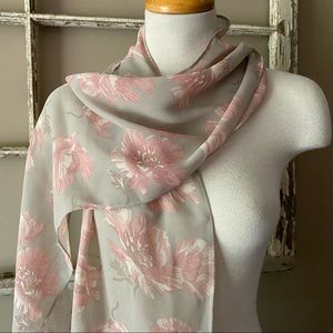 🌸Light floral scarf with muted tones.